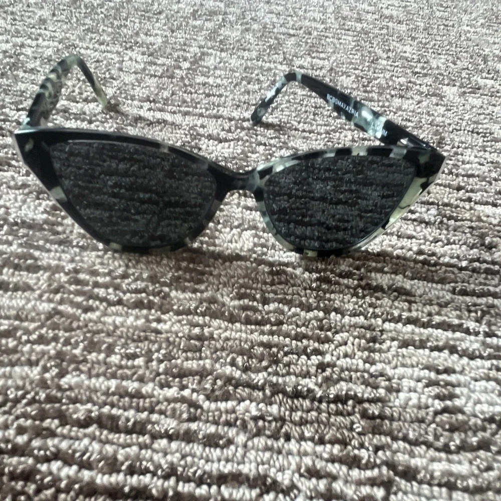 BCBGMAXAZRIA Women's Camden Cat Eye Sunglasses Tortoise Black Tinted UV400 140mm
